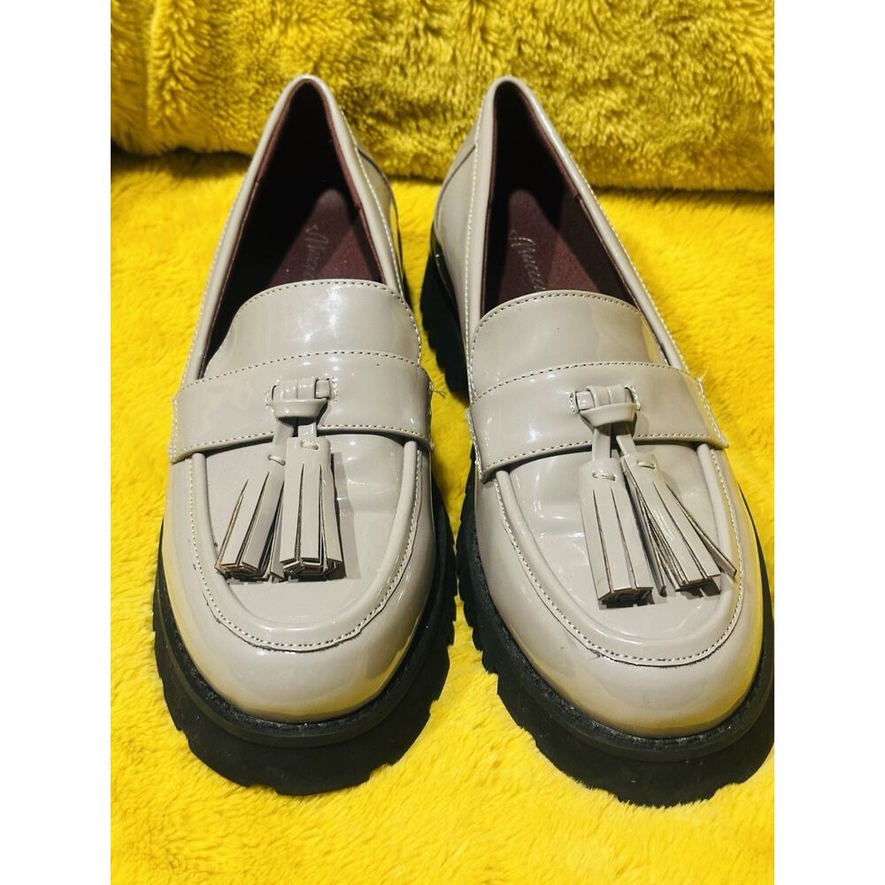 Mucccute loafers Womens Sz 7.5 Lug Black Sole with Tassel Pewter City Street